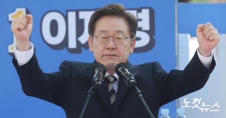 이재명 더불어민주당 대선후보가 3일 오후 서울 종로 보신각터에서 열린 '우리 모두를 위해, 성평등 사회로' 유세에서 지지를 호소하고 있다.