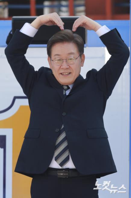 이재명 더불어민주당 대선후보가 3일 오후 서울 종로 보신각터에서 열린 '우리 모두를 위해, 성평등 사회로' 유세에서 유권자를 향해 하트 포즈를 취하고 있다.