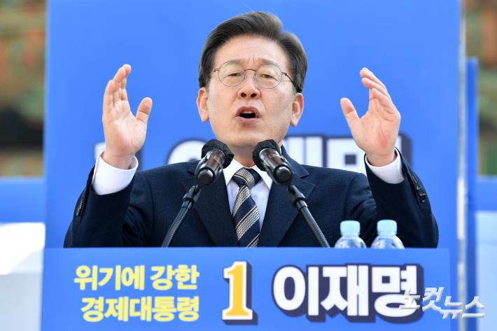 이재명 더불어민주당 대선 후보가 3일 서울 종로구 보신각터에서 열린 