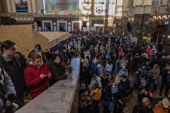 우크라이나 수도 키이우의 중앙철도역이 28일(현지시간) 탈출에 나선 이들로 붐비고 있다. 연합뉴스