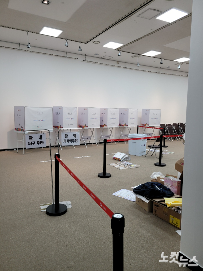 대전시청에 설치되고 있는 둔산1동 사전투표소. 김화영 기자