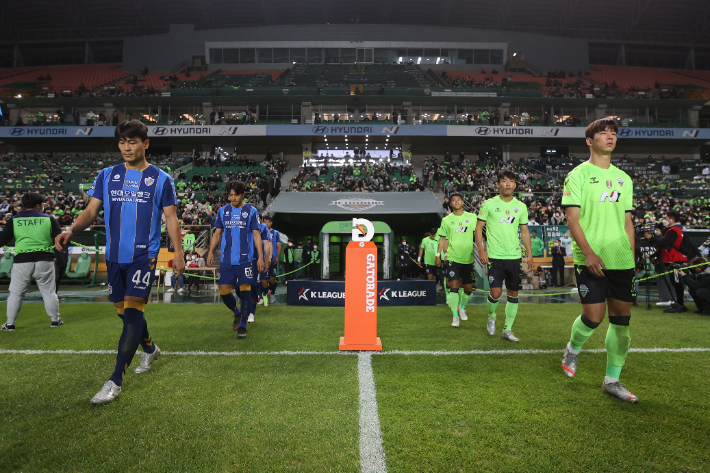 지난해 11월 5일 전북 현대와 울산 현대의 전주월드컵경기장 맞대결 자료사진. 한국프로축구연맹 제공