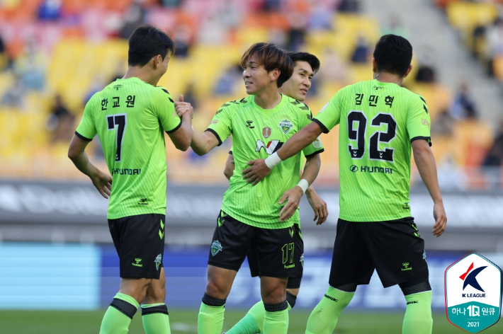 전북 현대 쿠니모토(가운데) 자료사진. 한국프로축구연맹 제공