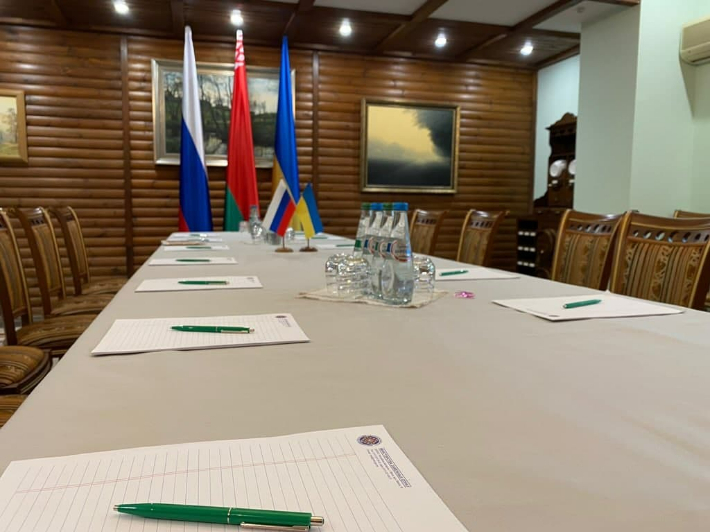 벨라루스 외무부는 러시아·우크라이나와 자국 등 3국의 국기가 걸린 2차 회담장의 사진을 공개했다. 벨라루스 외무부 제공