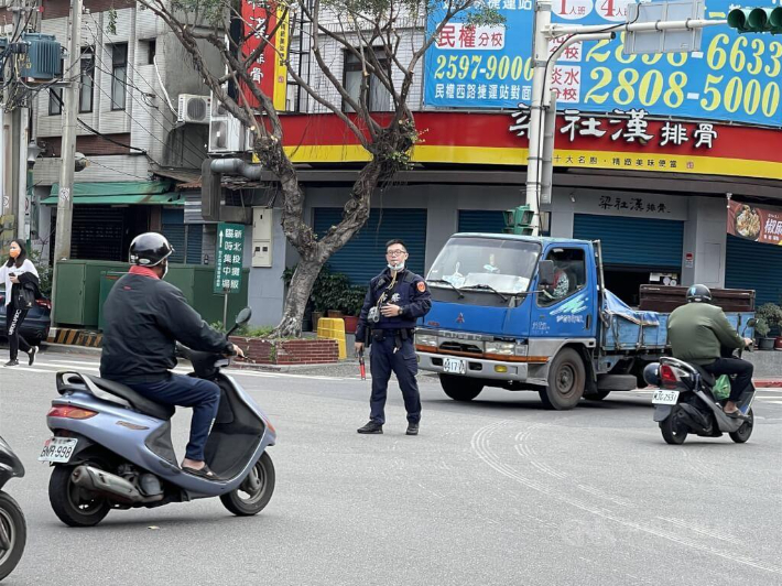 신호등 꺼져 교차로에서 수신호로 교통 통제하는 타이베이 경찰관. 대만 중앙통신사 홈페이지
