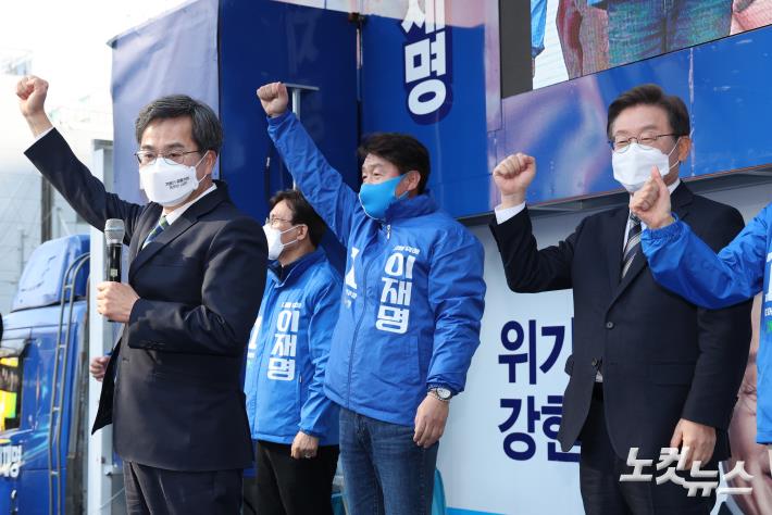 3일 오후 서울시 영등포구 타임스퀘어 앞 광장에서 열린 더불어민주당 이재명 대선 후보의 유세에 참석한 새로운물결 김동연 후보가 인사하고 있다. 2022.3.3      srbaek@yna.co.kr(끝)