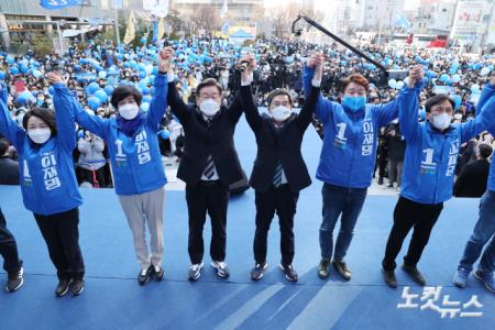 더불어민주당 이재명 대선 후보가 3일 오후 서울시 영등포구 타임스퀘어 앞 광장에서 열린 