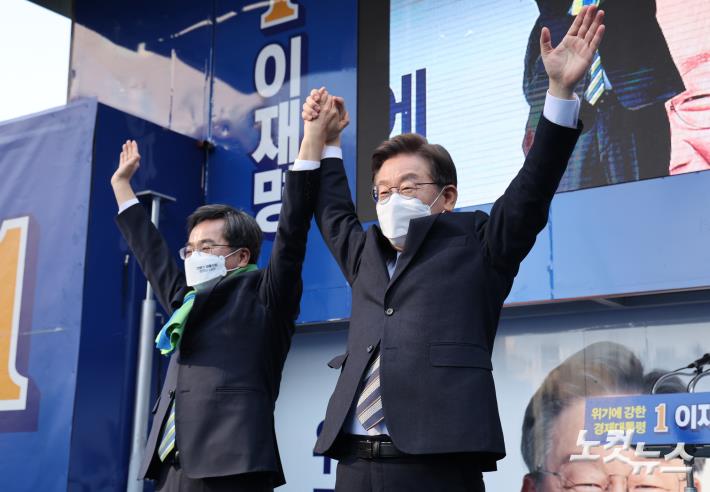 더불어민주당 이재명 대선 후보가 3일 오후 서울시 영등포구 타임스퀘어 앞 광장에서 열린 