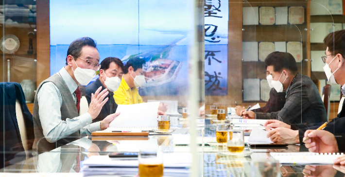 3일 전북도청에서 열린 전북도 국가예산 신규 사업 발굴 보고회에서 송하진 전북도지사(왼쪽 첫 번째)가 발언하고 있다. 전북도 제공