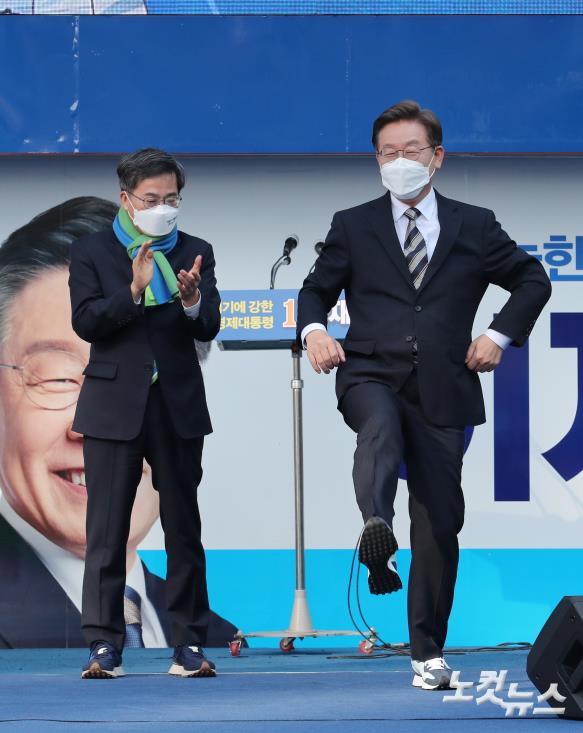 김동연 선물 운동화 신어보는 이재명