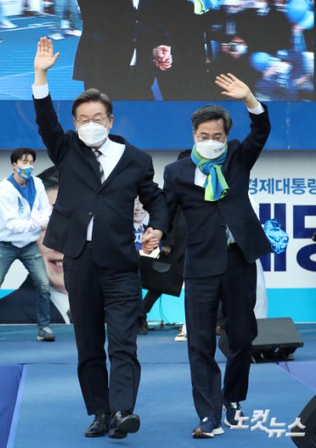 함께 유세차에 오르는 이재명-김동연