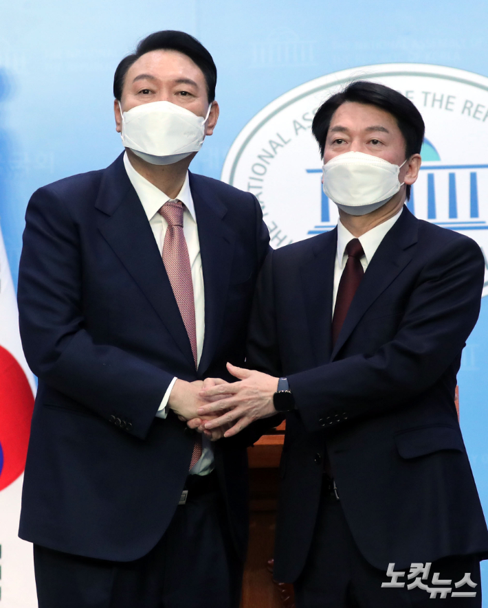 윤석열 국민의힘 대선 후보와 안철수 국민의당 대선 후보가 3일 오전 서울 여의도 국회 소통관에서 단일화 기자회견을 마치고 악수하고 있다. 윤창원 기자