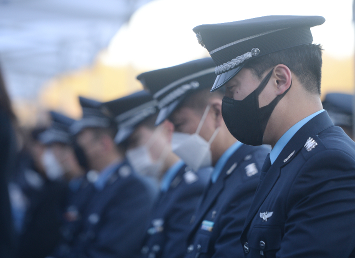 공군 F-5E 전투기 추락사고로 순직한 고(故) 심정민 소령(29·공사 64기·추서 계급)의 안장식이 지난 1월 14일 오후 국립대전현충원에서 열린 가운데 동료들이 눈물을 흘리고 있다. 연합뉴스