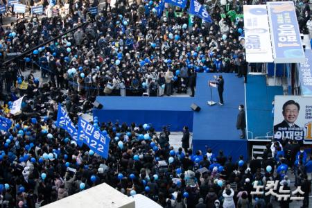 이재명 더불어민주당 대선후보가 3일 오후 서울 영등포구에서 열린 '영등포를 일등포로, 이재명은 합니다!' 유세에서 시민들을 향해 연설을 하고 있다.