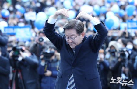 더불어민주당 이재명 대선후보가 3일 오전 서울시 영등포구 타임스퀘어 앞 광장에서 열린 