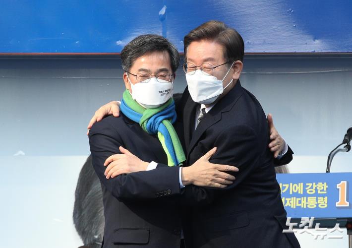 이재명 더불어민주당 후(오른쪽)보와 김동연 새로운물결 당 대표가 3일 오후 서울 영등포구 타임스퀘어 광장에서 열린 유세에서 포옹하고 있다.