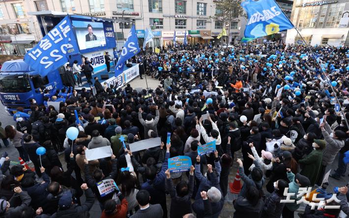 이재명 더불어민주당 대선 후보가 3일 서울 강서구 발산역 일대에서 
