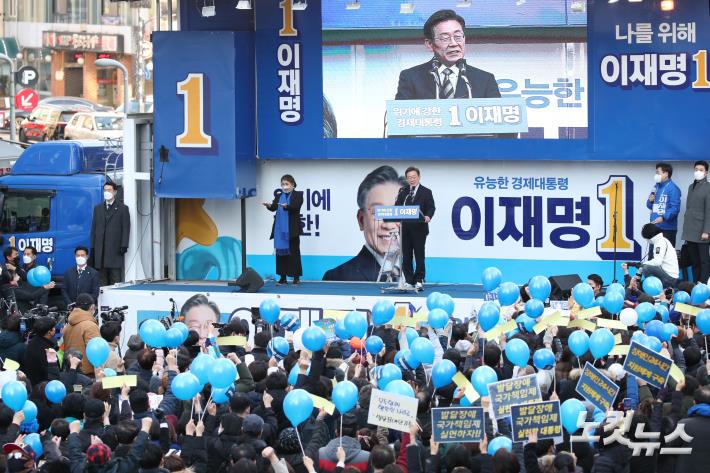 이재명 더불어민주당 대선 후보가 3일 서울 강서구 발산역 광장에서 열린 