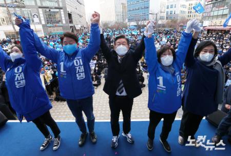 이재명 더불어민주당 대선 후보가 3일 서울 강서구 발산역 광장에서 열린 