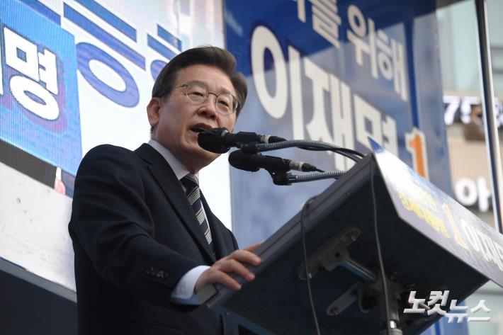 이재명 더불어민주당 대선 후보가 3일 강서구 발산역 유세에서 연설하고 있다.