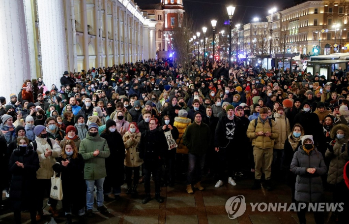 (상트페테르부르크 로이터=연합뉴스) 24일(현지시간) 러시아 제2의 도시 상트페테르부르크에서 시민들이 자국의 우크라이나 침공을 항의하는 반전 시위를 벌이고 있다. AFP 통신은 이날 러시아 당국이 전국 51개 도시에서 반전 시위를 벌인 약 1천400명을 체포했다고 전했다. 2022.2.25 sungok@yna.co.kr 연합뉴스