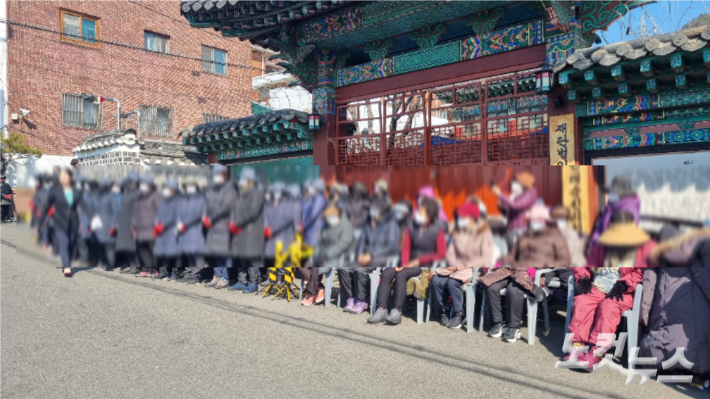 3일 서울 광진구 중곡동 대순진리회 본원 정문 앞에서 신도들이 문 앞을 막고 서 있다. 백담 기자.