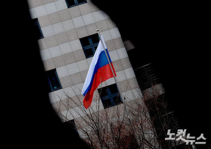 러시아 대사관에 걸린 국기가 바람에 날리고 있다. 황진환 기자