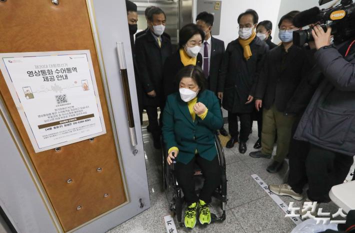 배복주 종로 보궐선거 후보와 투표소 들어서는 심상정 정의당 대선후보