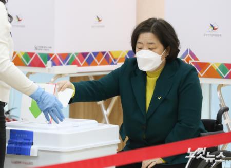 투표하는 배복주 정의당 종로구 보궐선거 후보