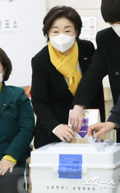 제20대 대선 사전투표하는 심상정 후보