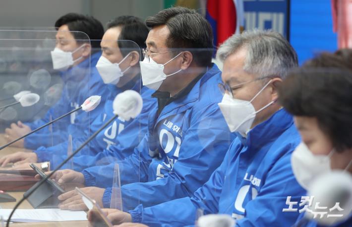 발언하는 윤호중 공동선대위원장