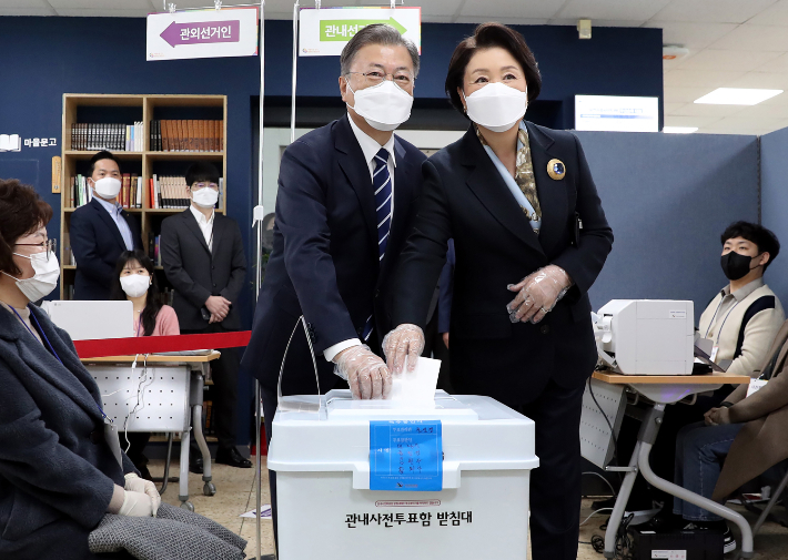 문재인 대통령과 김정숙 여사가 4일 오전 삼청동 주민센터에 마련된 제20대 대통령선거 사전투표소에서 투표하고 있다. 연합뉴스