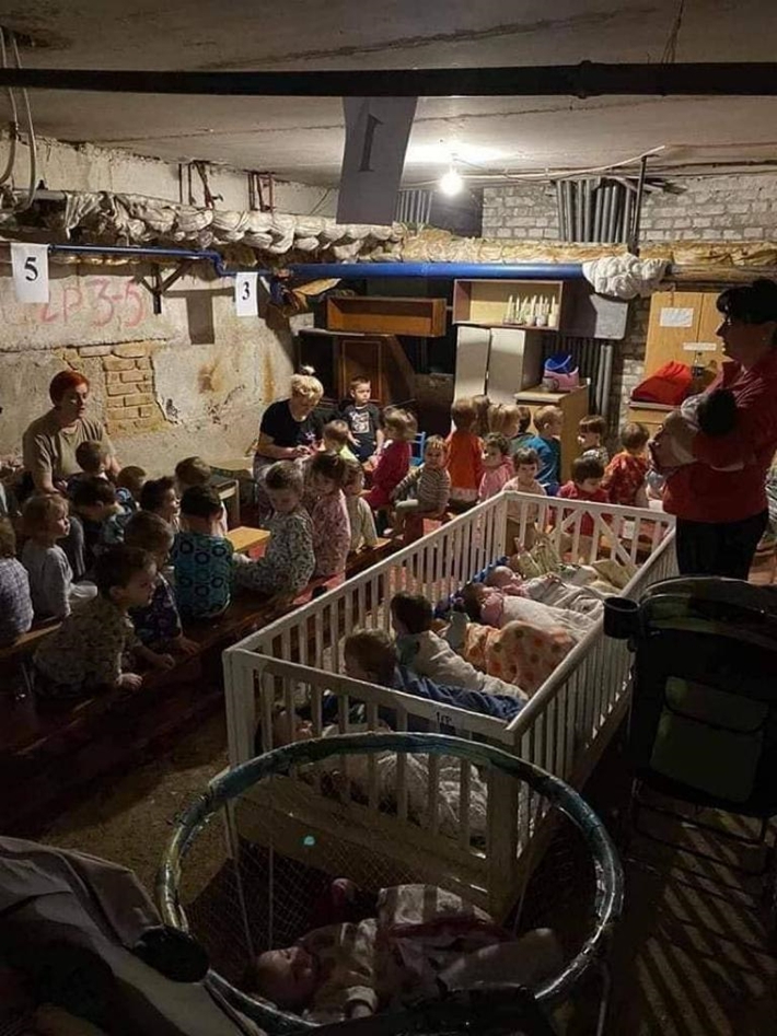 러시아의 폭격을 피해 아이들 수십 명이 지하의 작은 공간에서 공포에 떨며 숨어 지내는 모습으로, 탈수상태와 저체온증 등 환자도 있지만 치료는 엄두도 못 내는 상황이다. 이태석 재단 제공