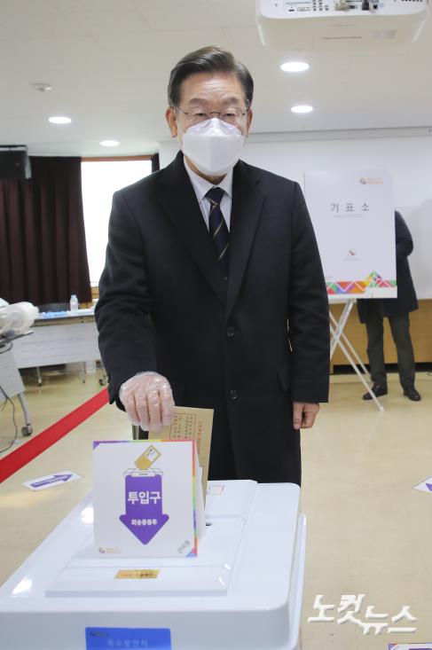 이재명 더불어민주당 대선후보가 4일 오전 서울 중구 소공동 주민센터에 마련된 사전투표소에서 제20대 대통령 선거 사전투표를 하고 있다.