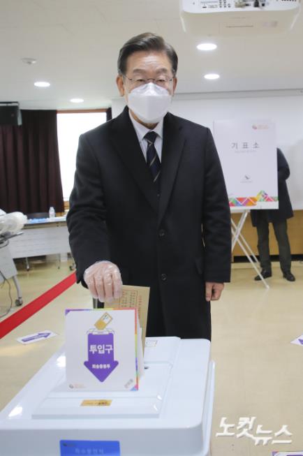 이재명 더불어민주당 대선후보가 4일 오전 서울 중구 소공동 주민센터에 마련된 사전투표소에서 제20대 대통령 선거 사전투표를 하고 있다.