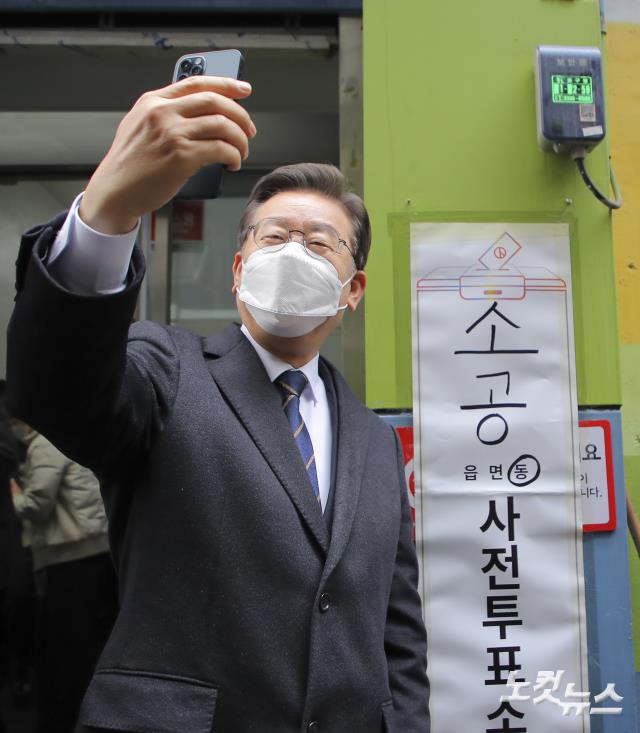 이재명 더불어민주당 대선후보가 4일 오전 서울 중구 소공동 주민센터에 마련된 사전투표소에서 제20대 대통령 선거 사전투표를 마치고 인증샷을 찍고 있다.