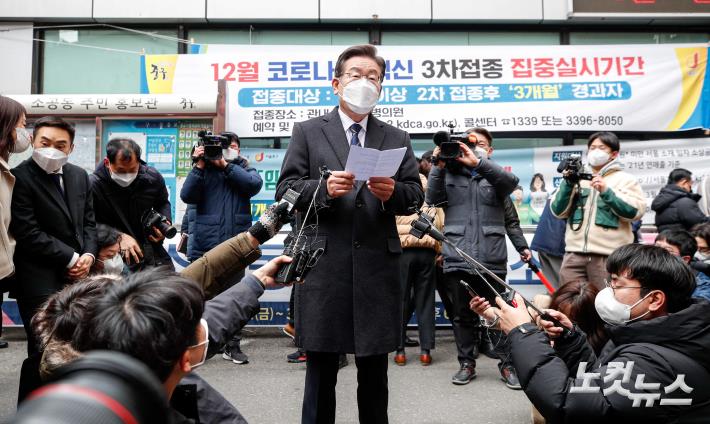 제20대 대통령선거 사전투표가 시작된 4일 서울 중구 소공동주민센터에 마련된 투표소에서 이재명 더불어민주당 대선후보가 투표를 마친 뒤 입장을 발표하고 있다.