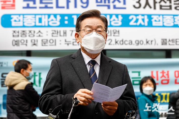 제20대 대통령선거 사전투표가 시작된 4일 서울 중구 소공동주민센터에 마련된 투표소에서 이재명 더불어민주당 대선후보가 투표를 마친 뒤 입장을 발표하고 있다.