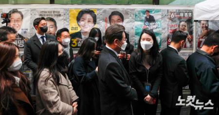 제20대 대통령선거 사전투표가 시작된 4일 서울 중구 소공동주민센터에 마련된 투표소에서 이재명 더불어민주당 대선후보가 투표를 하기 위해 줄을서며 시민들과 대화하고 있다.