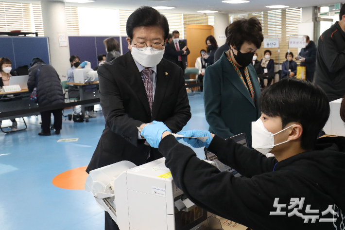 4일 제20대 대선 사전투표가 시작된 가운데 투표 사무원의 장갑 색깔을 놓고 논란이다.윤창원 기자