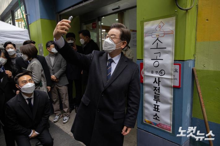 이재명 더불어민주당 대선후보가 4일 오전 서울 중구 소공동 주민센터에 마련된 사전투표소에서 제20대 대통령 선거 사전투표를 마치고 인증샷을 찍고 있다.