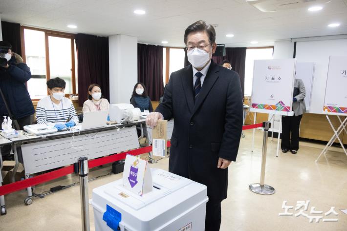 이재명 더불어민주당 대선후보가 4일 오전 서울 중구 소공동 주민센터에 마련된 사전투표소에서 제20대 대통령 선거 사전투표를 하고 있다.