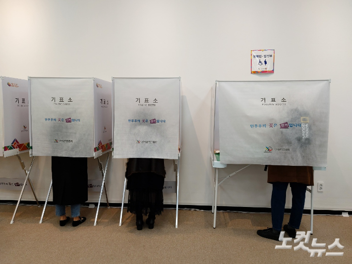 제20대 대통령선거 사전투표 첫날인 4일 오전 대전시청에 마련된 둔산1동 사전투표소에 투표 중인 모습. 김미성 기자