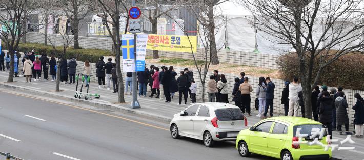 신규확진자 26만명 돌파..하루새 약7만명 급증