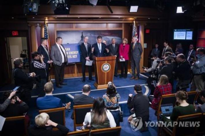 조 맨친 미국 상원의원이 3일(현지시간) 워싱턴 의사당 기자회견에서 '러시아 에너지 수입 금지법' 법안 발의 계획을 밝히고 있다. 연합뉴스