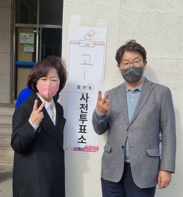 '권성동 의원 강릉서 사전투표 "소중한 한 표 행사해달라"