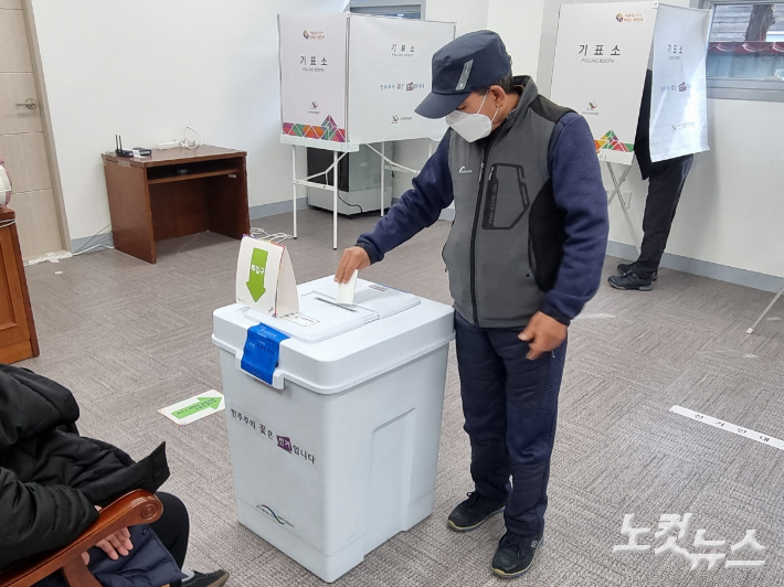 제20대 대통령선거 사전투표 첫 날인 4일 오전 부산 사상구 감전동 사전투표소에서 유권자들이 투표하고 있다. 박진홍 기자