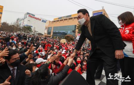 지지자들과 인사하는 윤석열 후보