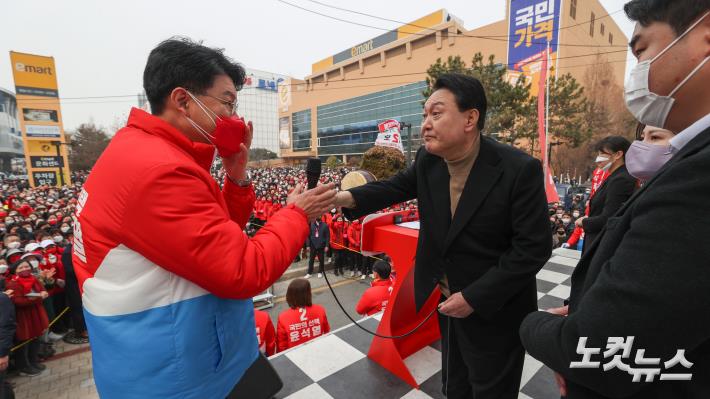 장제원 의원에게 마이크 건네는 윤석열 후보