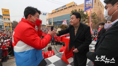 장제원 의원에게 마이크 건네는 윤석열 후보